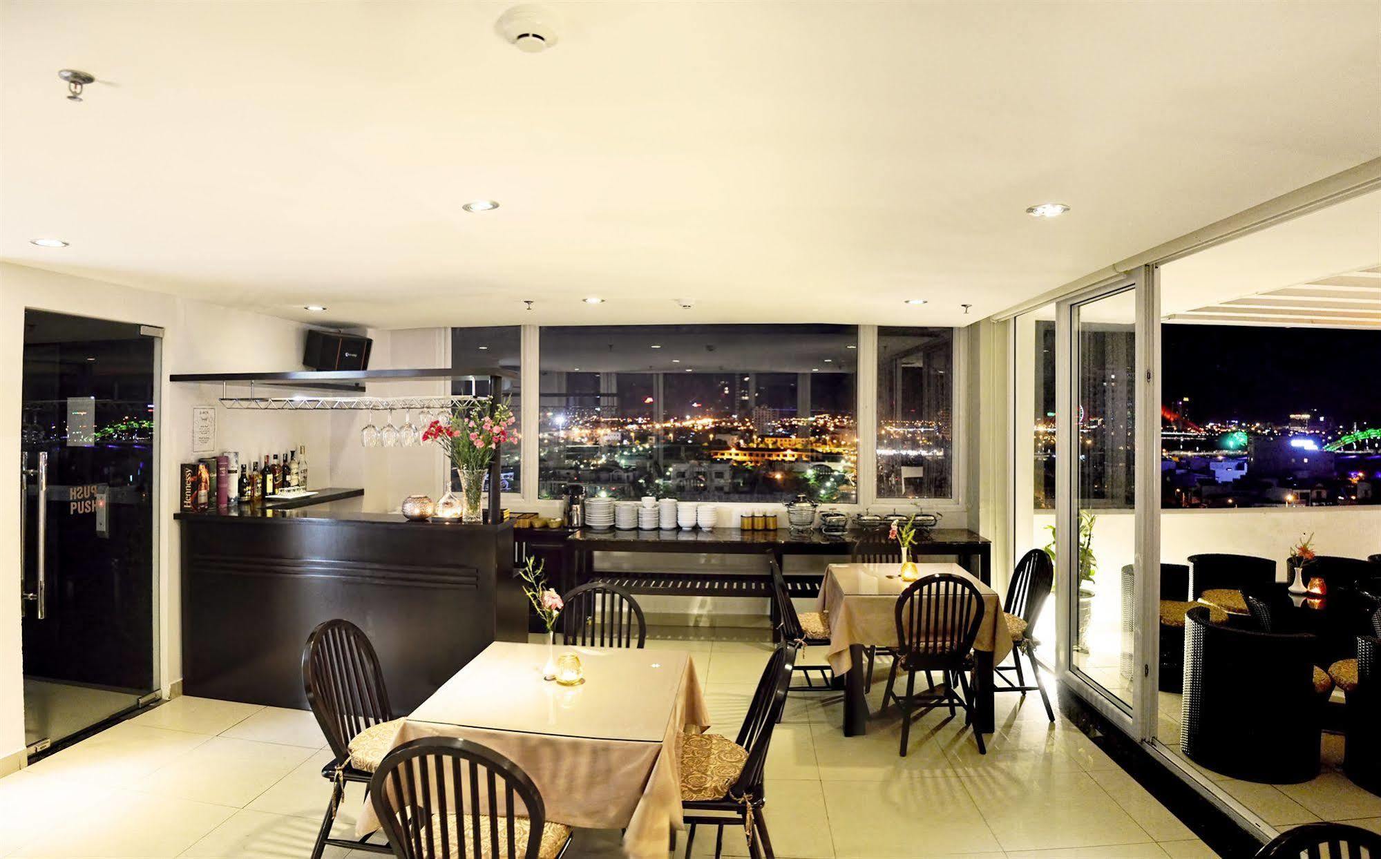 D&C Hotel Дананг Экстерьер фото